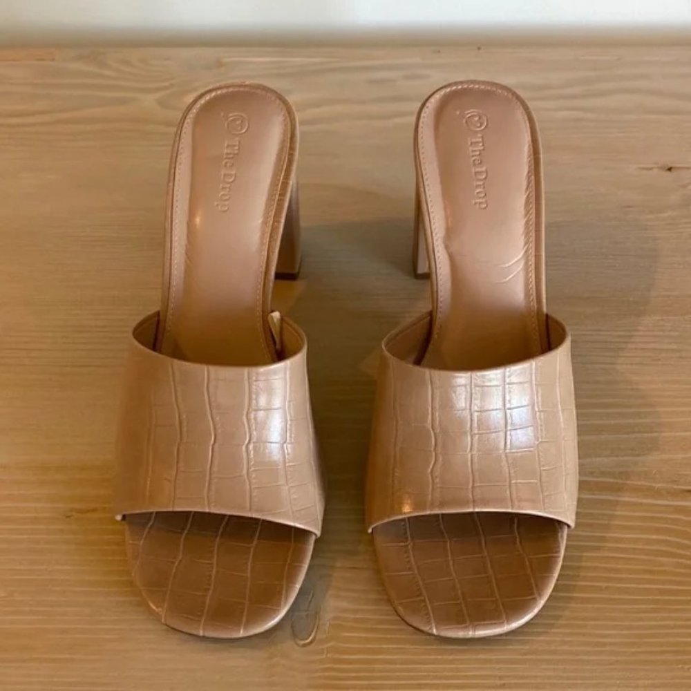 The Drop natural embossed slides. Size 10